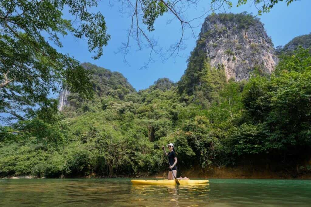 Chèo SUP trên dòng suối Blue xanh mát