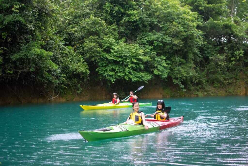 Chèo kayak trên dòng suối mát lạnh quanh khuôn viên cho bạn cảm giác gần gũi với thiên nhiên.