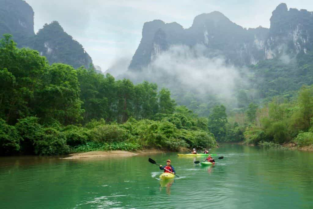 Cùng người thân, bạn bè du ngoạn bằng thuyền kayak