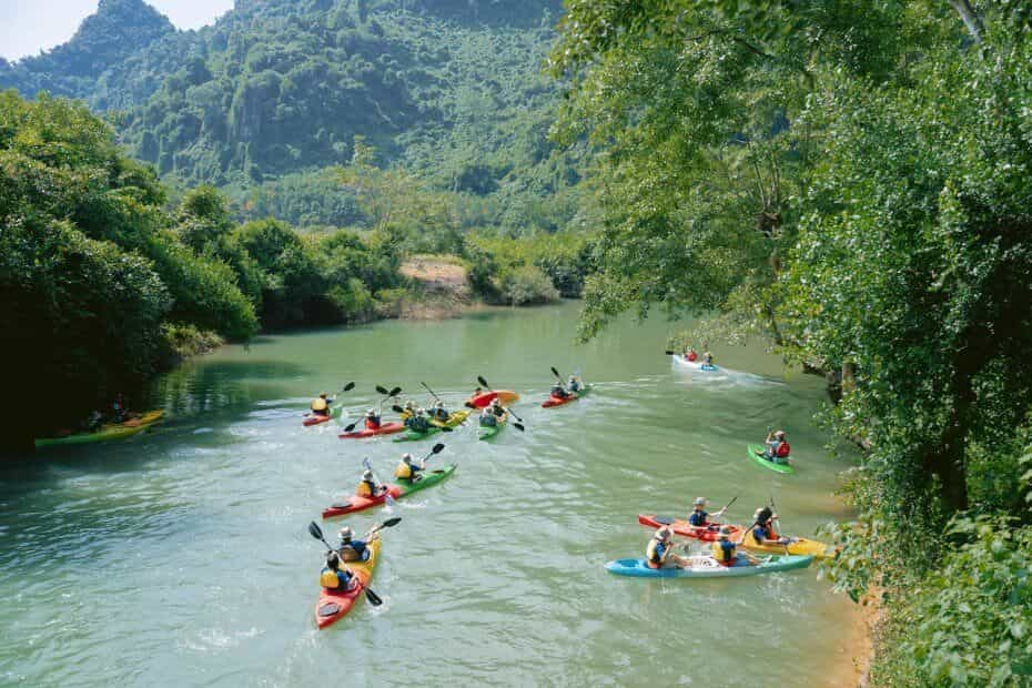 Thử thách chèo thuyền kayak đua trên suối Blue