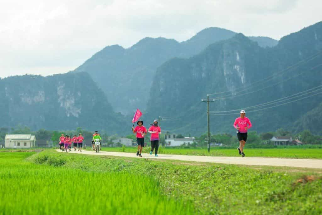 Các đội nhóm di chuyển hoàn thành thử thách trên đường làng Tân Hóa