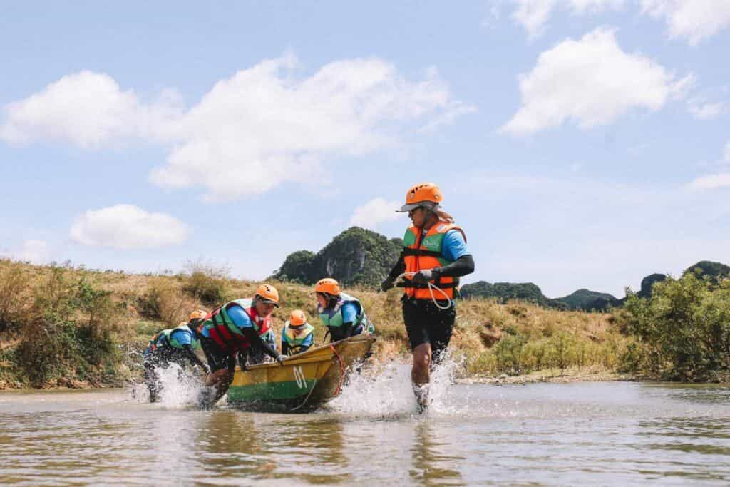 Teambuilding vượt sông bằng thuyền