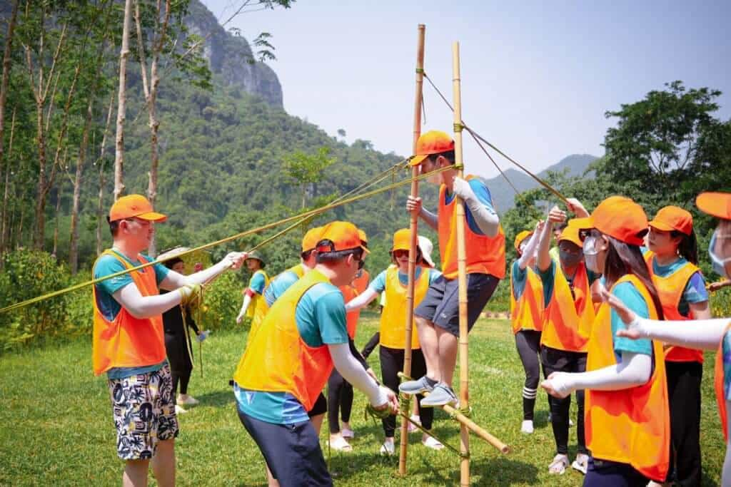 Team building giúp các thành viên làm việc hiệu quả và hỗ trợ nhau tốt hơn.