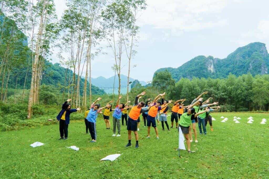 Team building tạo cơ hội cho các nhân viên giao lưu và xây dựng mối quan hệ tốt hơn.