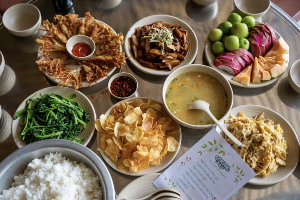 Bữa trưa với các món ngon địa phương