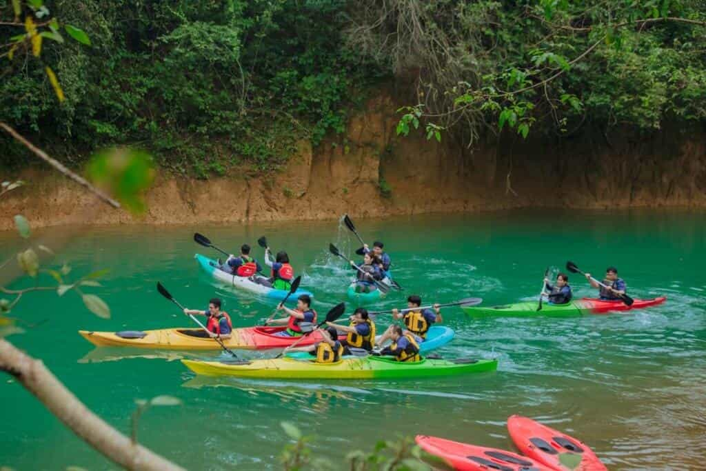 Cuộc đua chèo kayak trên suối kích thích tinh thần cạnh tranh giữa các thành viên.