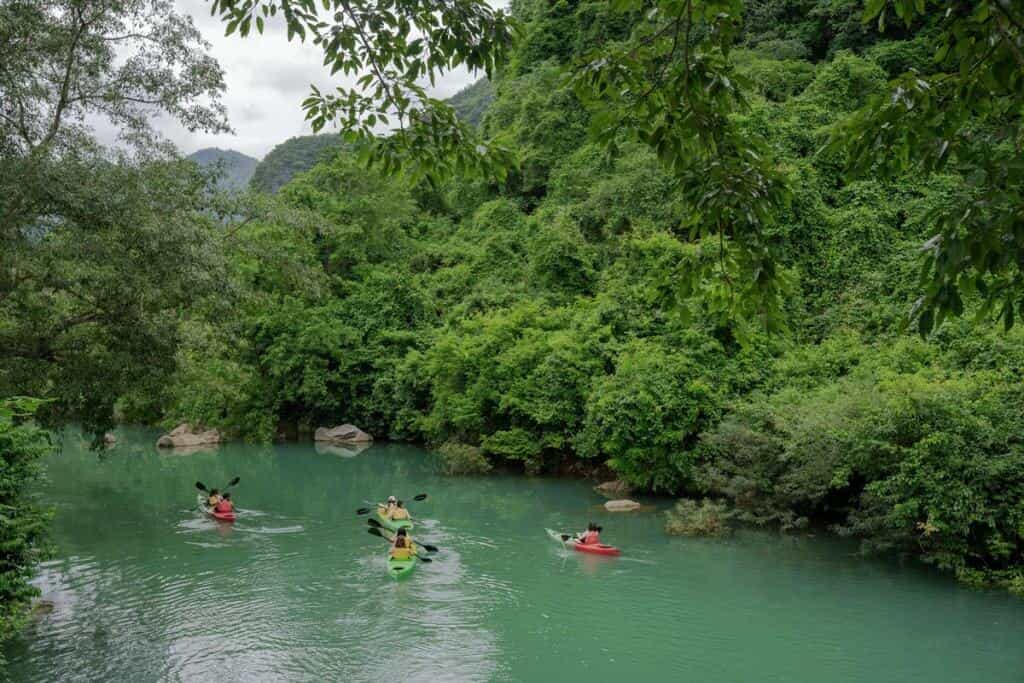 Chèo kayak và SUP là những hoạt động thể thao dưới nước tuyệt vời.