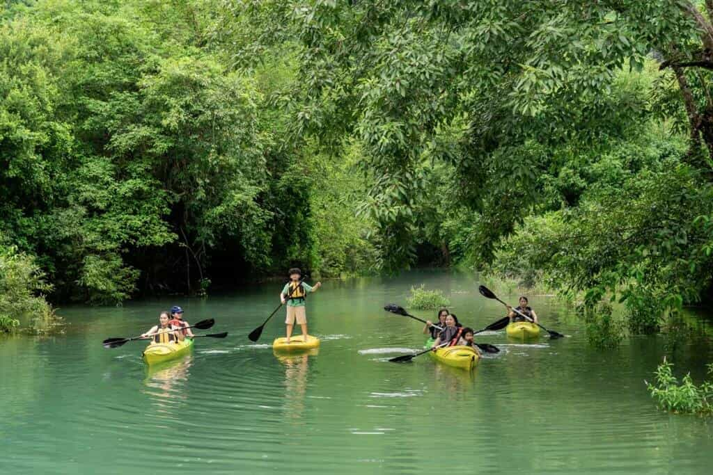 Chèo kayak và SUP là các hoạt động được nhiều du khách yêu thích tại Blue Diamond Retreat.