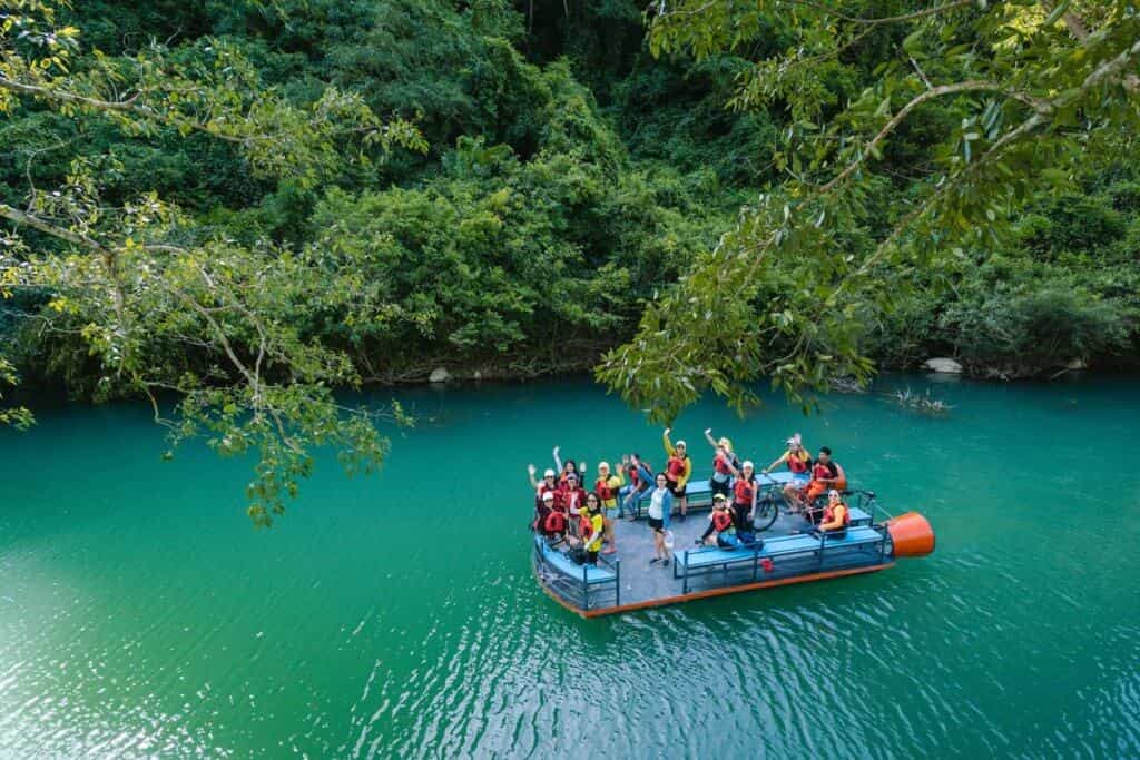 Khám phá suối Blue trên thuyền sức gió là trải nghiệm đặc biệt chỉ có tại Blue Diamond Retreat.