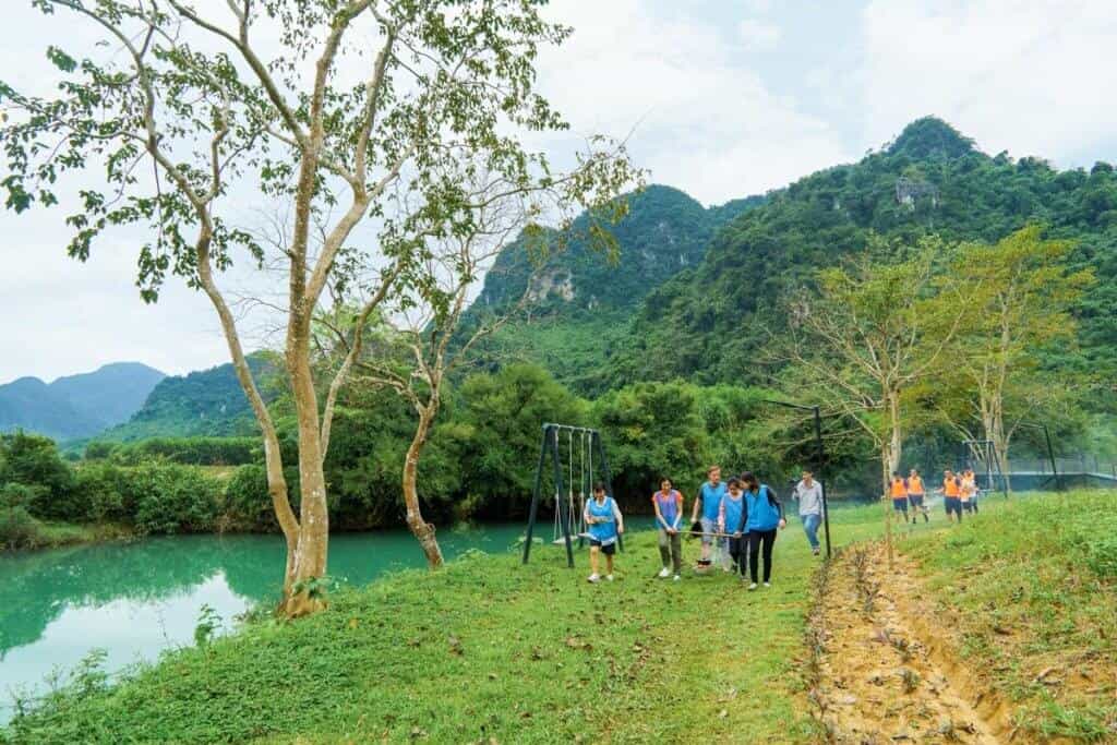 Dã ngoại kết hợp team building giúp rèn luyện tinh thần đồng đội.