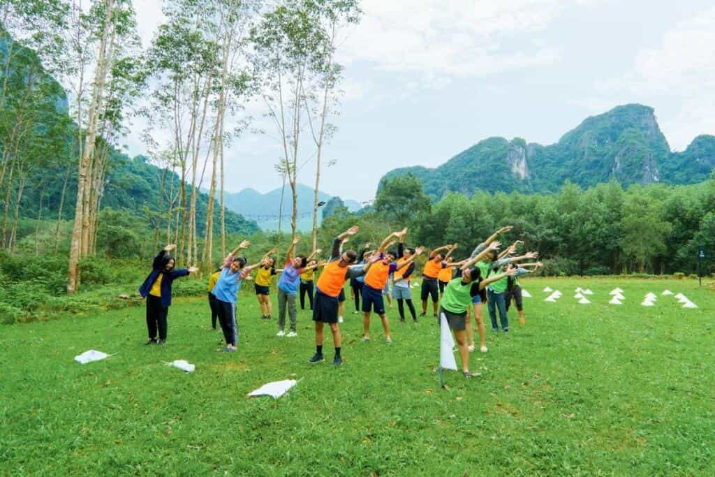 Với sự tham gia của lãnh đạo công ty, buổi teambuilding trở nên gần gũi và khăng khít hơn.