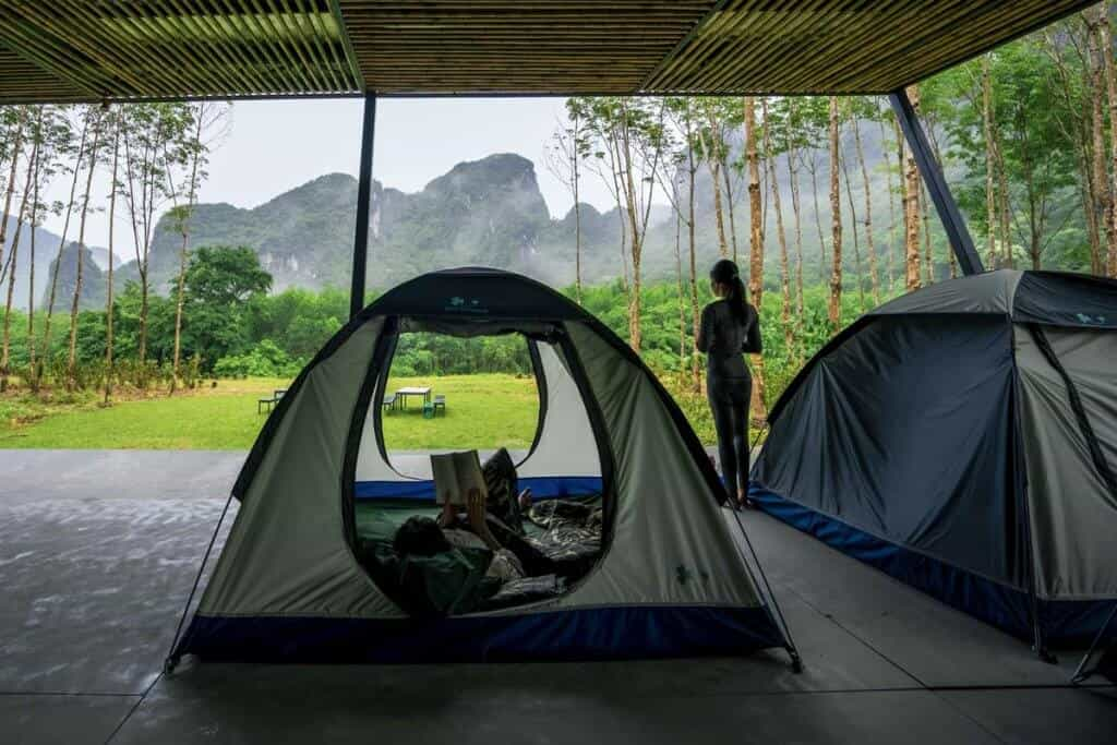 Nên chọn lều có khả năng chống nước, chống gió, chống tia UV, kích thước phù hợp và dễ dàng lắp ráp.