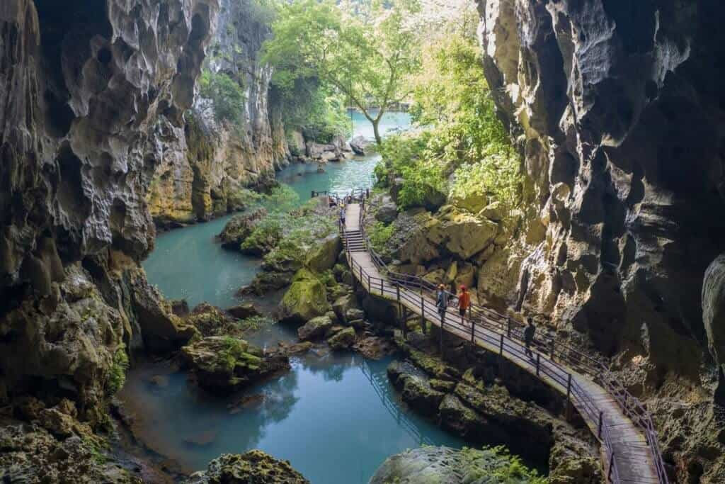 Sông Chày - Hang Tối là một địa điểm tuyệt vời cho các hoạt động thể thao dưới nước.