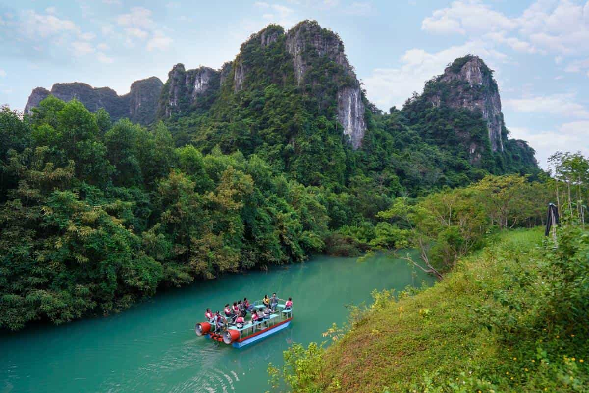 Khám phá suối trên thuyền sức gió là trải nghiệm chỉ có tại Blue Diamond Retreat.