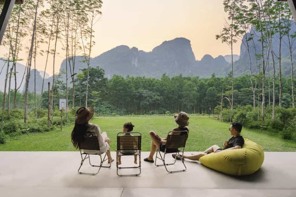 Phía trước mỗi khu nhà cắm trại đều có một sân cỏ rộng rãi.