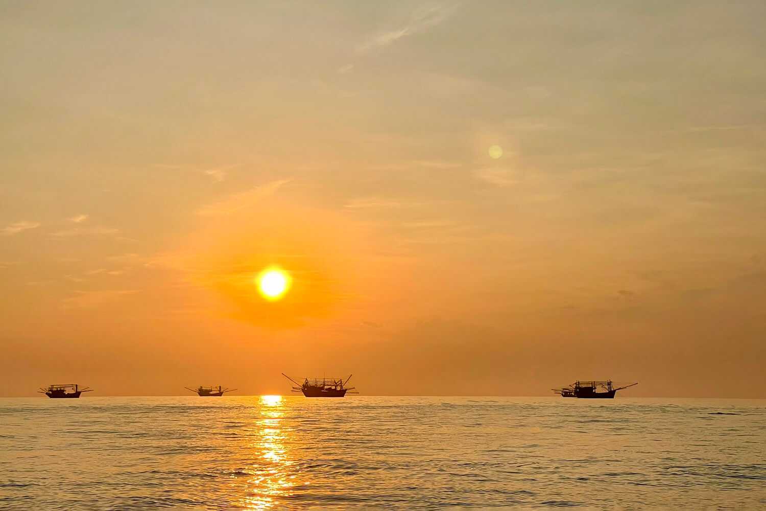 Khung cảnh hoàng hôn trên biển Nhật Lệ.