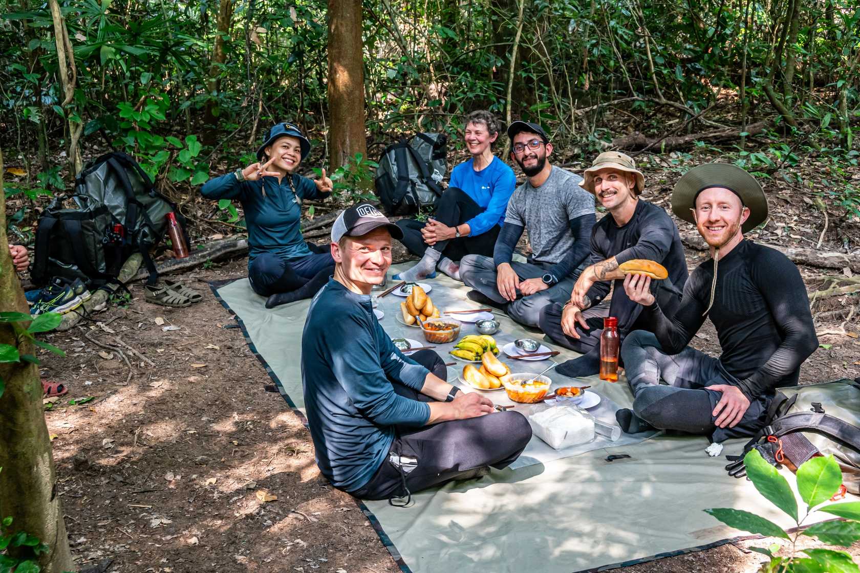 Cắm trại cũng thường đi đôi với hoạt động picnic dã ngoại.