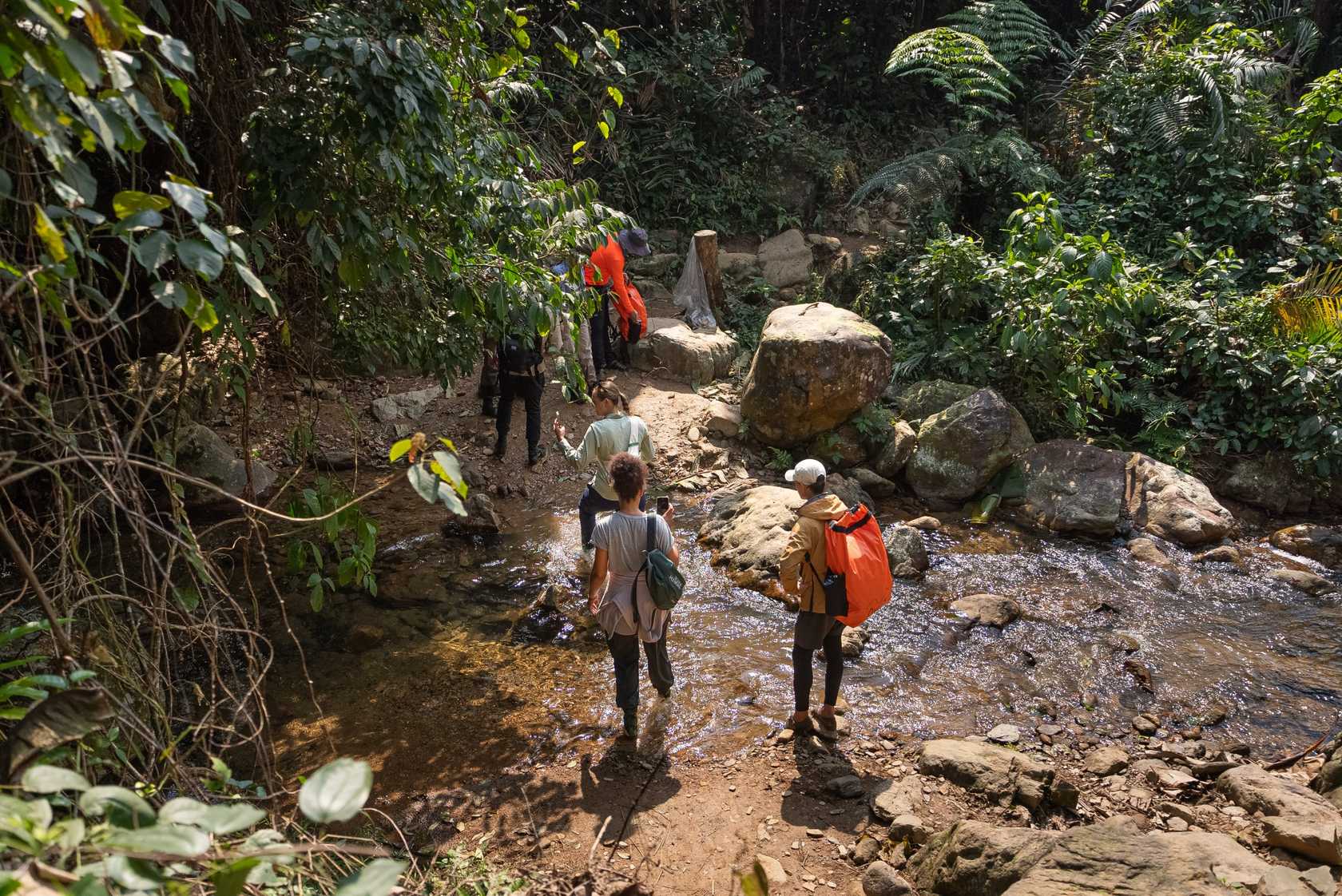 Hành trình trekking đầy thú vị trước khi tiến vào bãi trại.