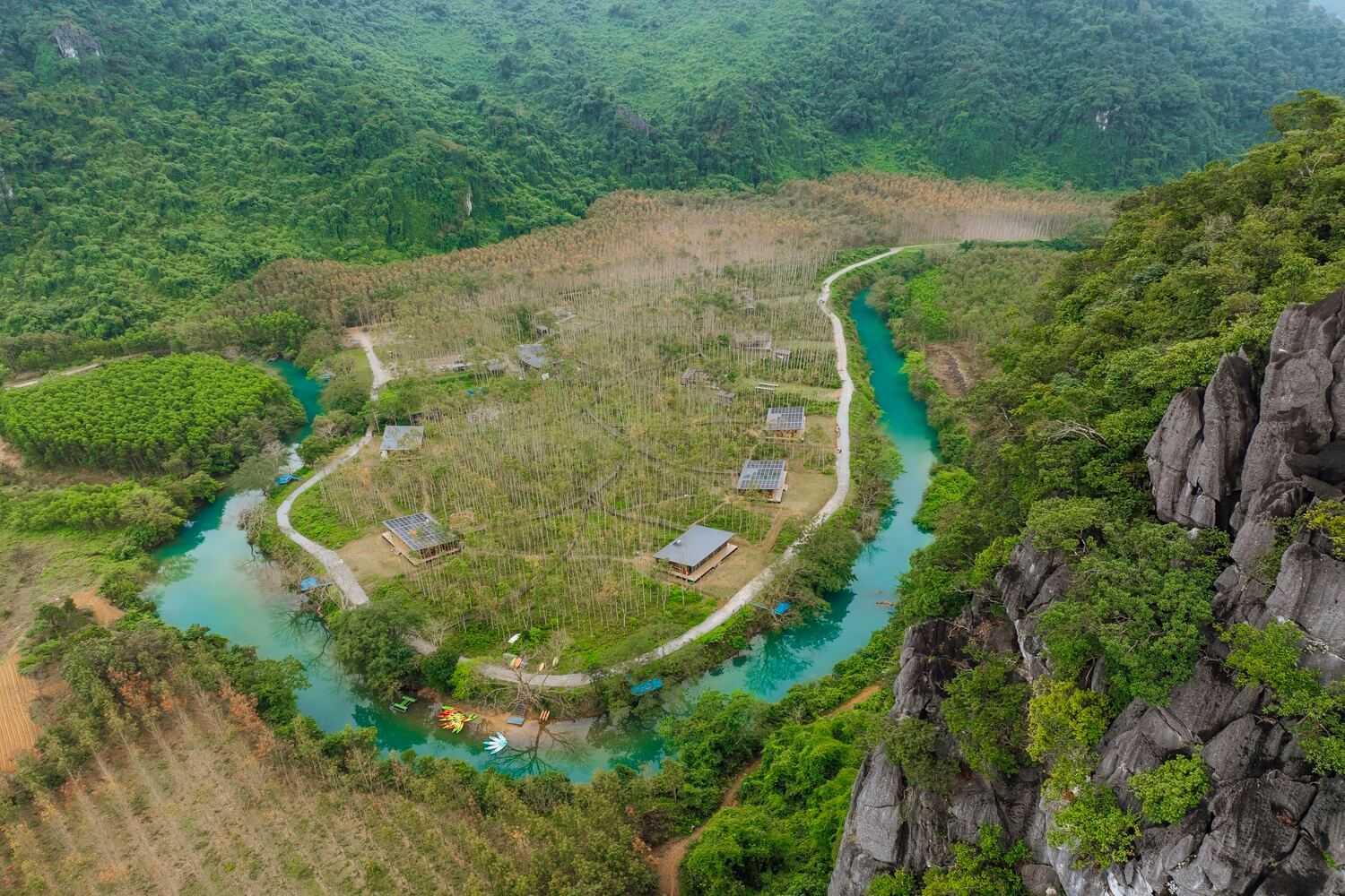 Khu nghỉ dưỡng rộng 5ha mang đến không gian gần gũi với thiên nhiên và phong cảnh núi rừng, suối nước tuyệt đẹp