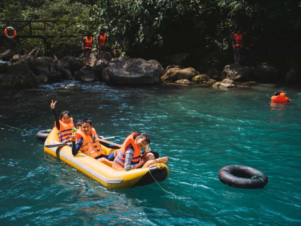 Cảm giác phấn khích khi cùng nhóm bạn chèo thuyền kayak tại suối Moọc trong xanh.