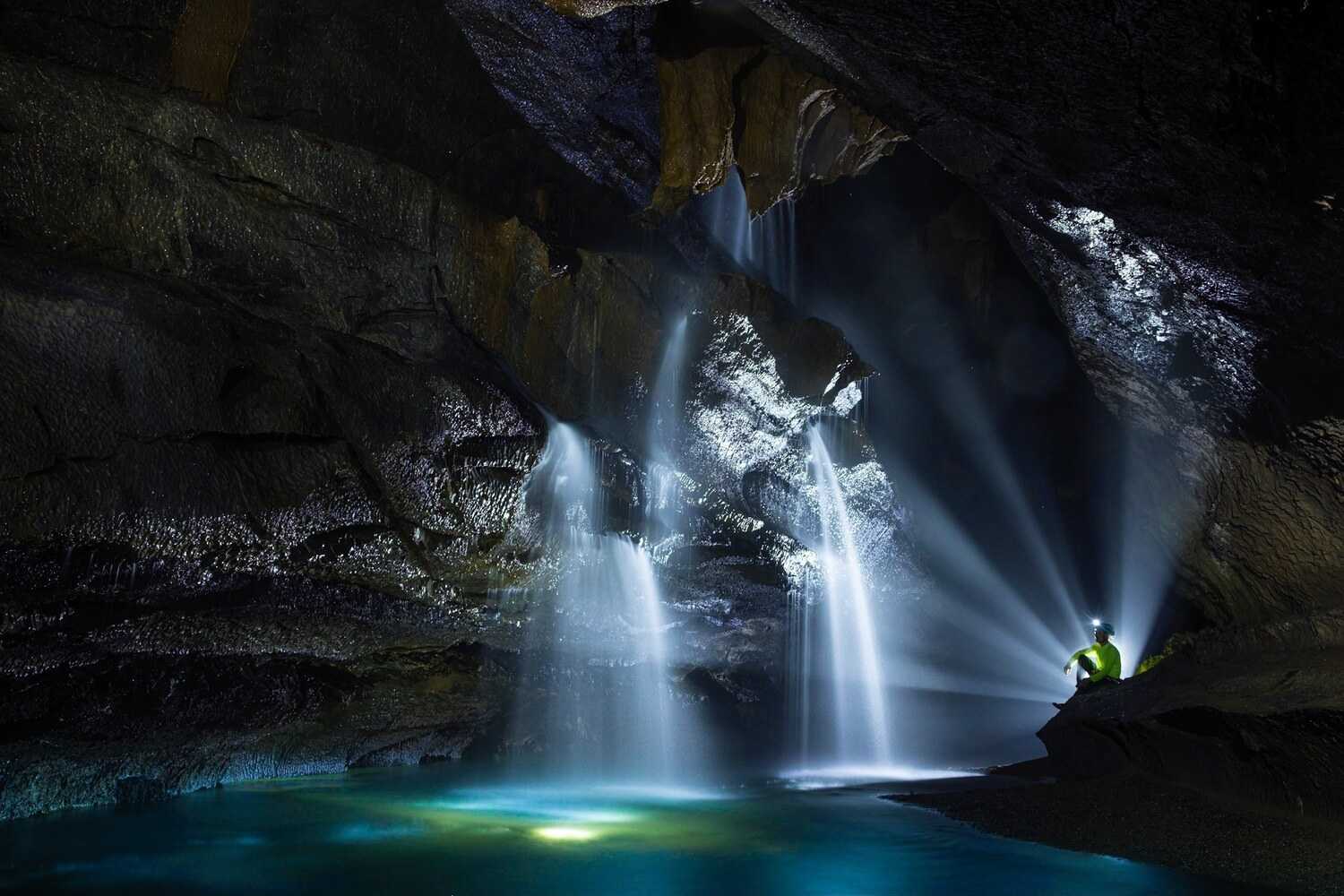 Hang Va nổi tiếng với hồ thạch nhũ độc đáo nhất thế giới và vô số mạch nước ngầm tạo thành thách nước trong hang