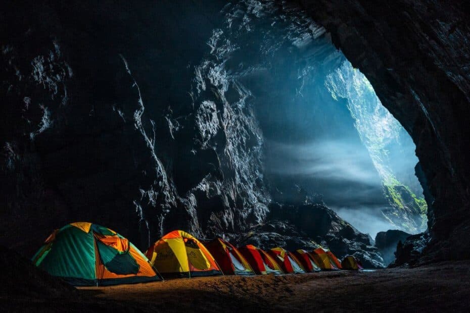 Khi tham gia tour Thám hiểm Sơn Đoòng, bạn cũng sẽ được cắm trại với lều bánh ý.