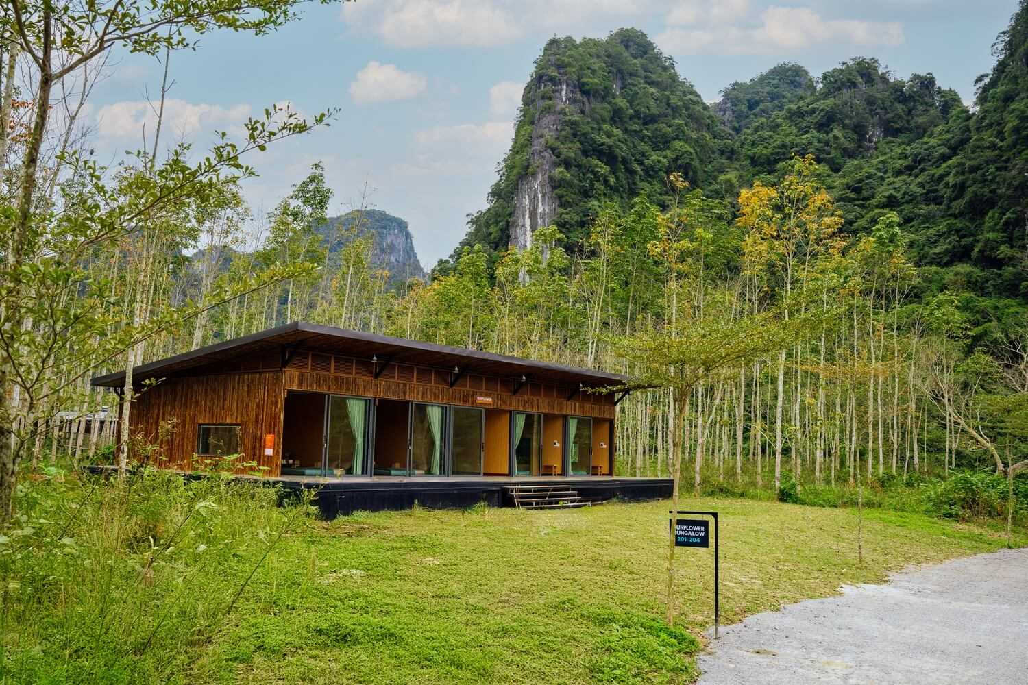 Du khách lưu trú ở Blue Diamond Retreat có thể trải nghiệm dịch vụ tiện nghi và thuận tiện di chuyển đến những điểm du lịch nổi tiếng ở Phong Nha - Kẻ Bàng
