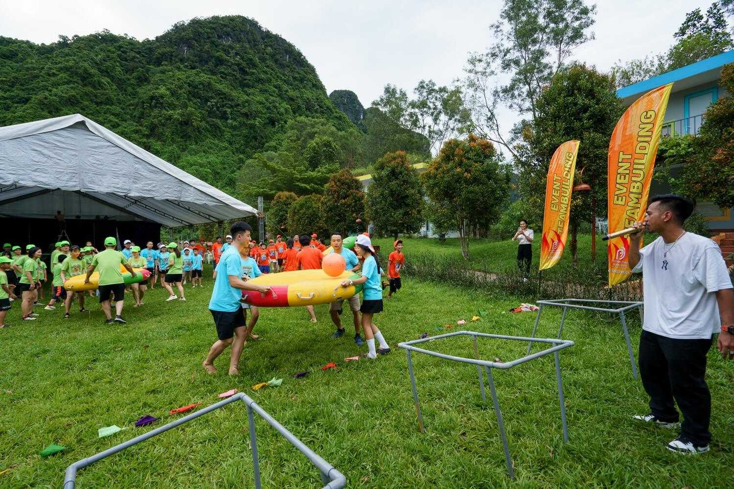 Các thành viên phải phối hợp nhịp nhàng và phán đoán hướng lăn của quả bóng chuẩn xác để giữ thăng bằng cho bóng
