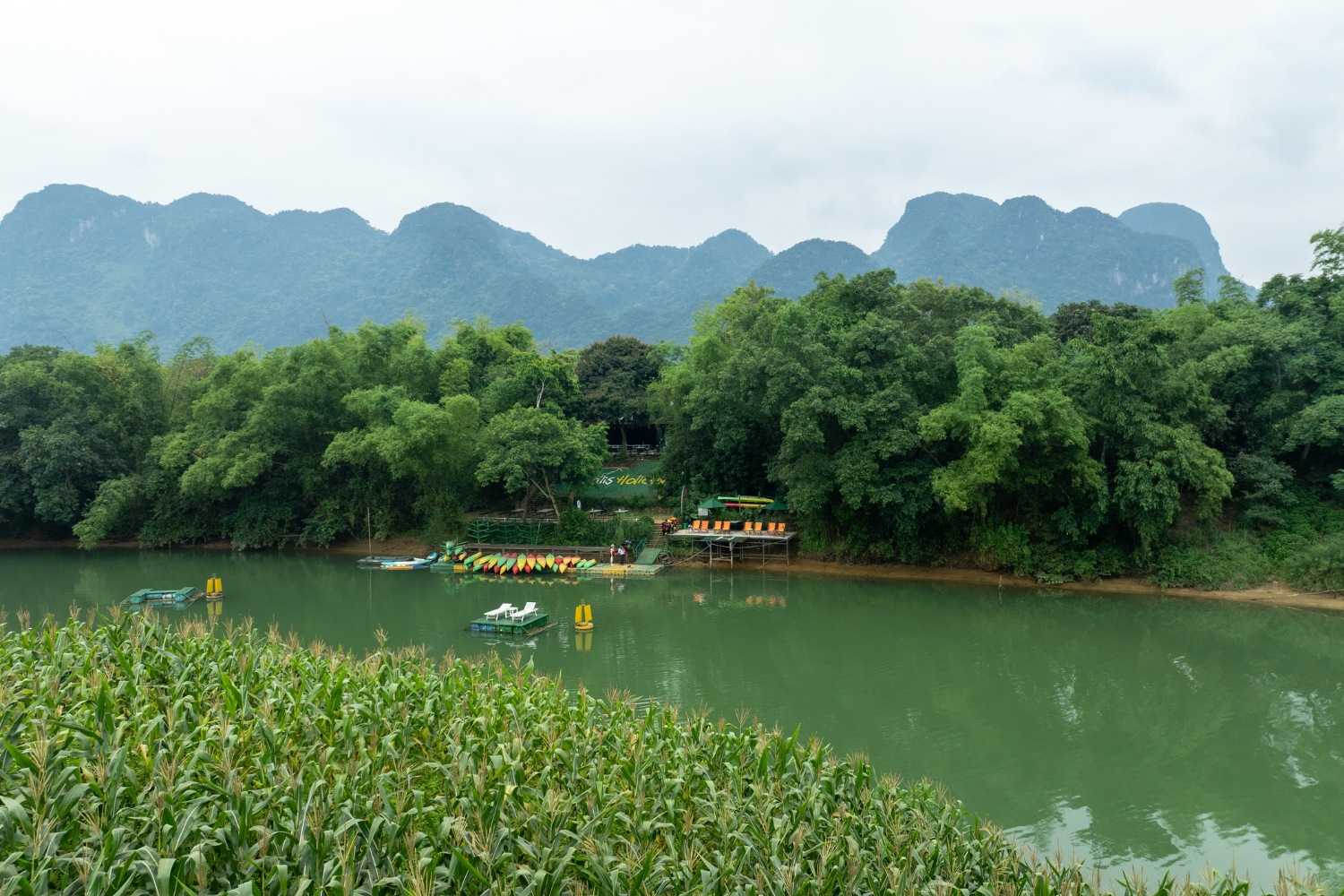 Chày Lập Riverside là nơi lý tưởng để chèo kayak và ngắm cảnh làng quê.