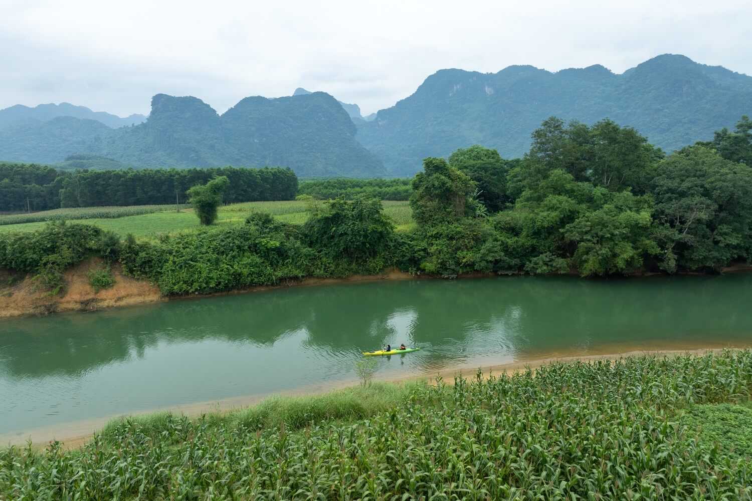 Tour khám phá hang Tối bằng kayak tại Chày Lập Riverside sẽ có hướng dẫn viên đồng hành cùng du khách trong hành trình nửa ngày này