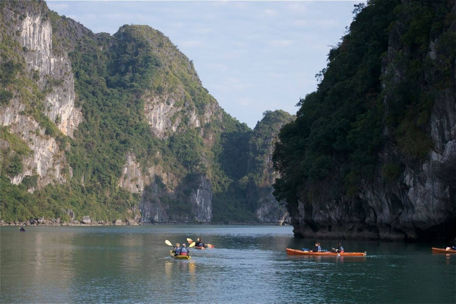 Vịnh Hạ Long nổi tiếng với phong cảnh đẹp như tranh vẽ và du khách có thể chiêm ngưỡng vẻ đẹp ấy qua lăng kính cận cảnh trên bằng chiếc thuyền kayak