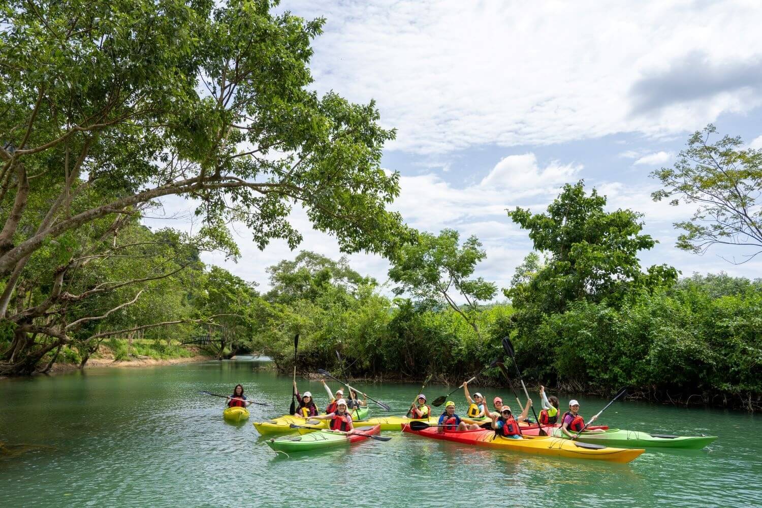 Tại Blue Diamond Retreat, du khách cần trang bị áo phao khi chèo và sẽ có nhân viên hướng dẫn kỹ thuật chèo thuyền kayak