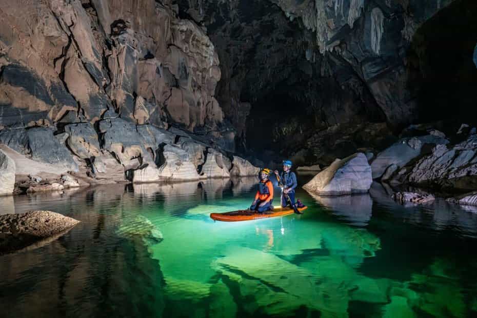 Tour thám hiểm rừng sâu hang Ba sẽ đưa du khách đến với 6 hang động và trải nghiệm chèo thuyền trong hang