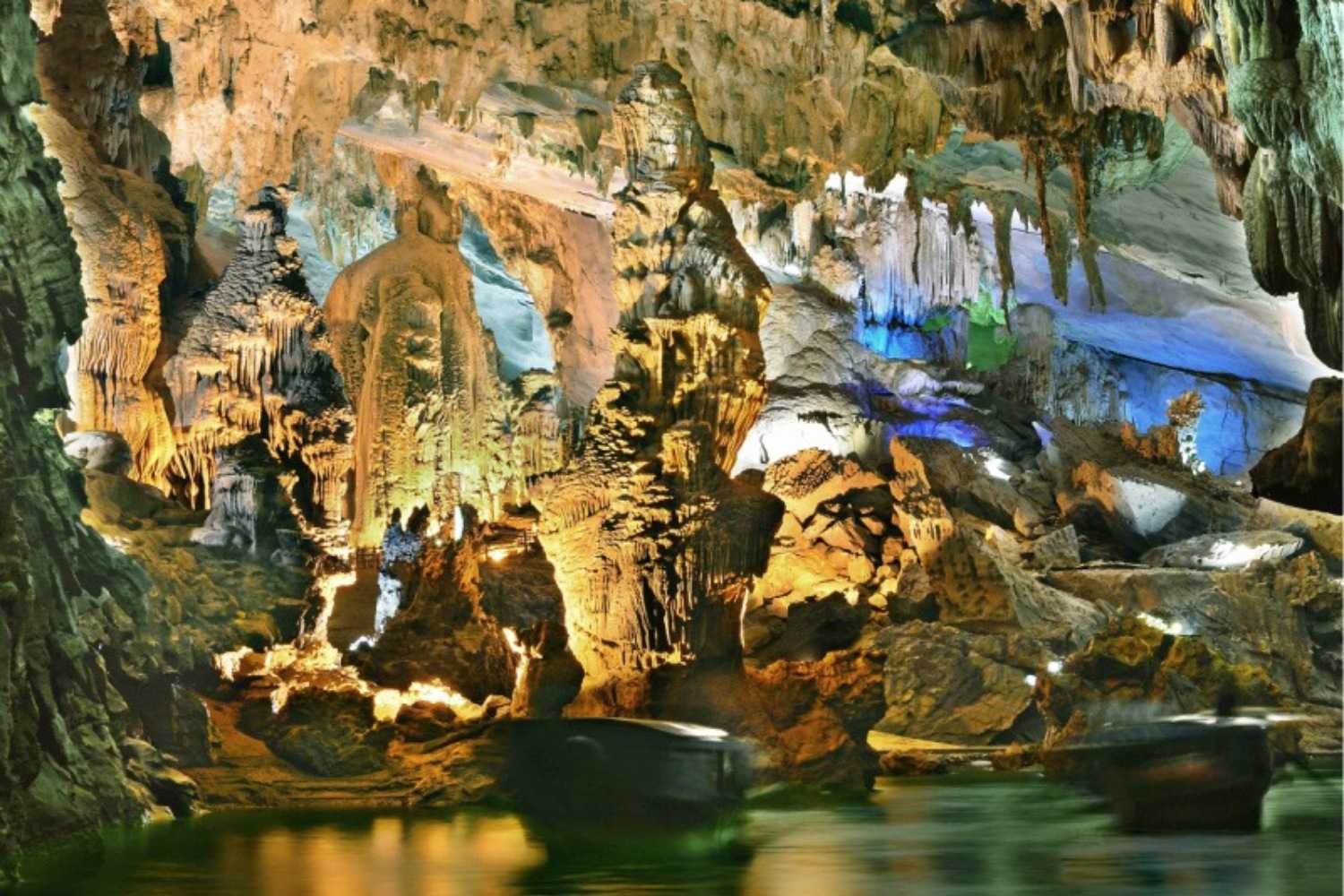 Những khối măng đá lung linh dưới ánh đèn trong Động Phong Nha.