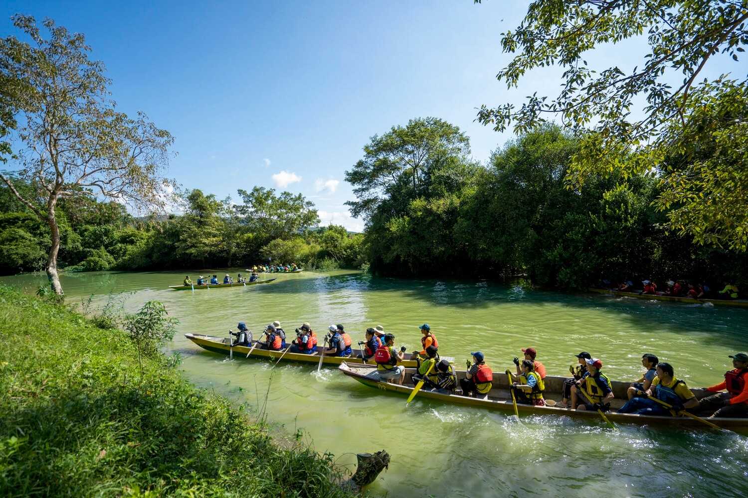 Không khí cuộc đua thuyền gây cấn giữa 4 đội chơi tại Blue Diamond Retreat