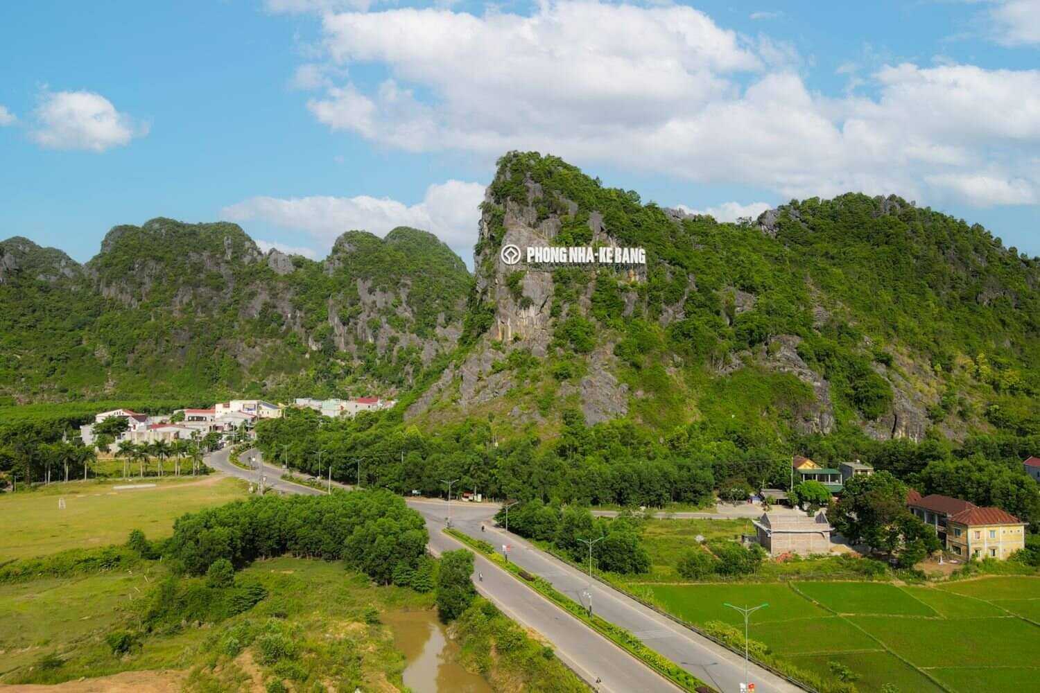 Cung đường dẫn đến Vườn Quốc gia Phong Nha - Kẻ Bàng.