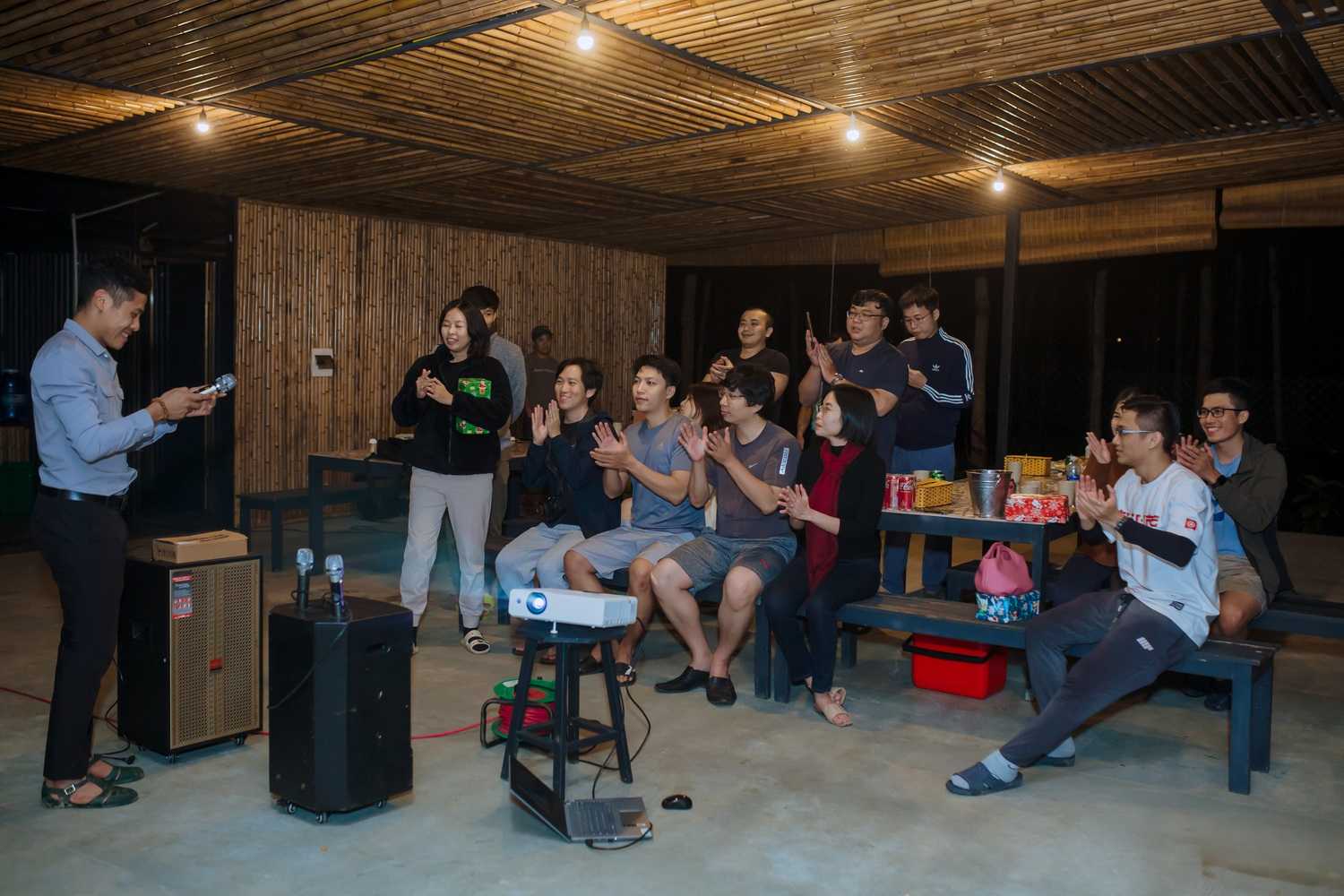 Sau chương trình team building, ban tổ chức nên sắp xếp một buổi gala để tổng kết, trao giải, và lắng nghe ý kiến của thành viên