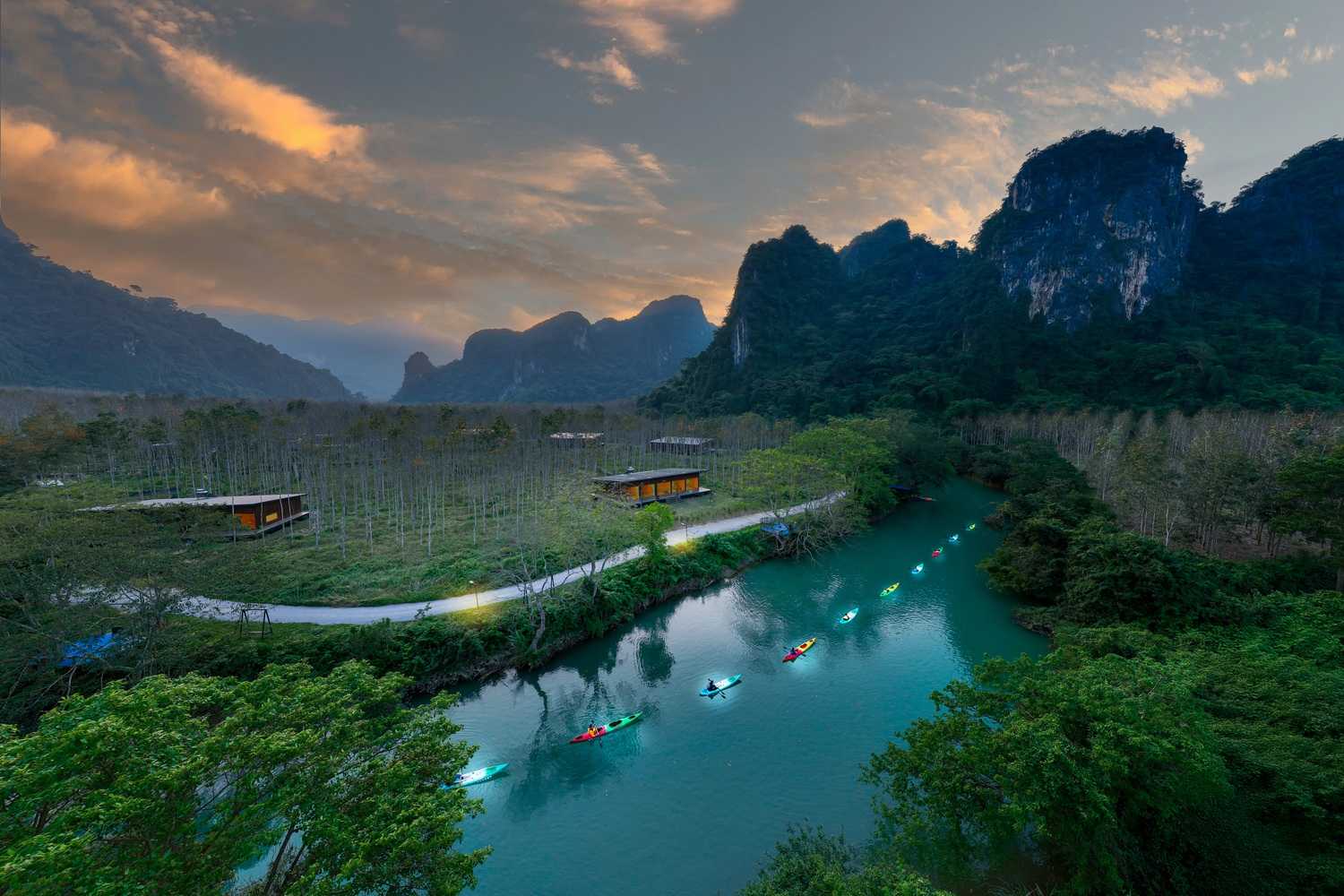 Đến Quảng Bình, du khách có thể trải nghiệm dịch vụ nghỉ dưỡng giữa thiên nhiên và chèo kayak ban đêm tại Blue Diamond Retreat
