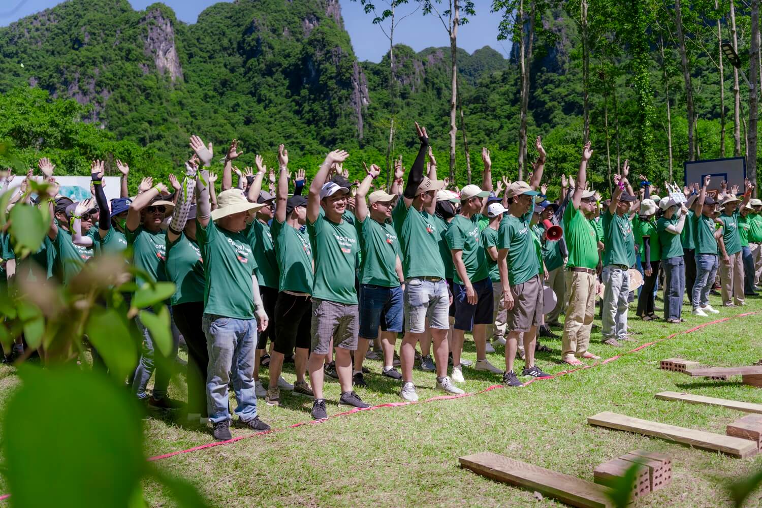 Doanh nghiệp có thể kết hợp với các hoạt động teambuiding để tăng sự gắn kết giữa các thành viên.