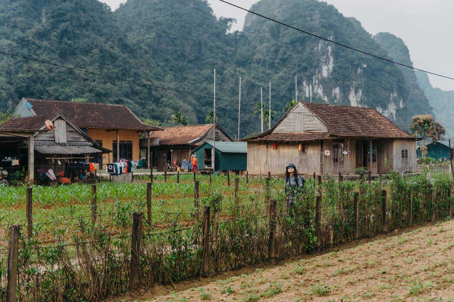 Làng Tân Hoá đạt danh hiệu làng du lịch tốt nhất thế giới vào năm 2023, nằm gần hệ thống hang động Tú Làn