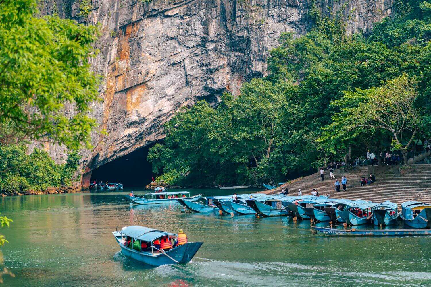 Thuyền đưa du khách vào tham quan Động Phong Nha.
