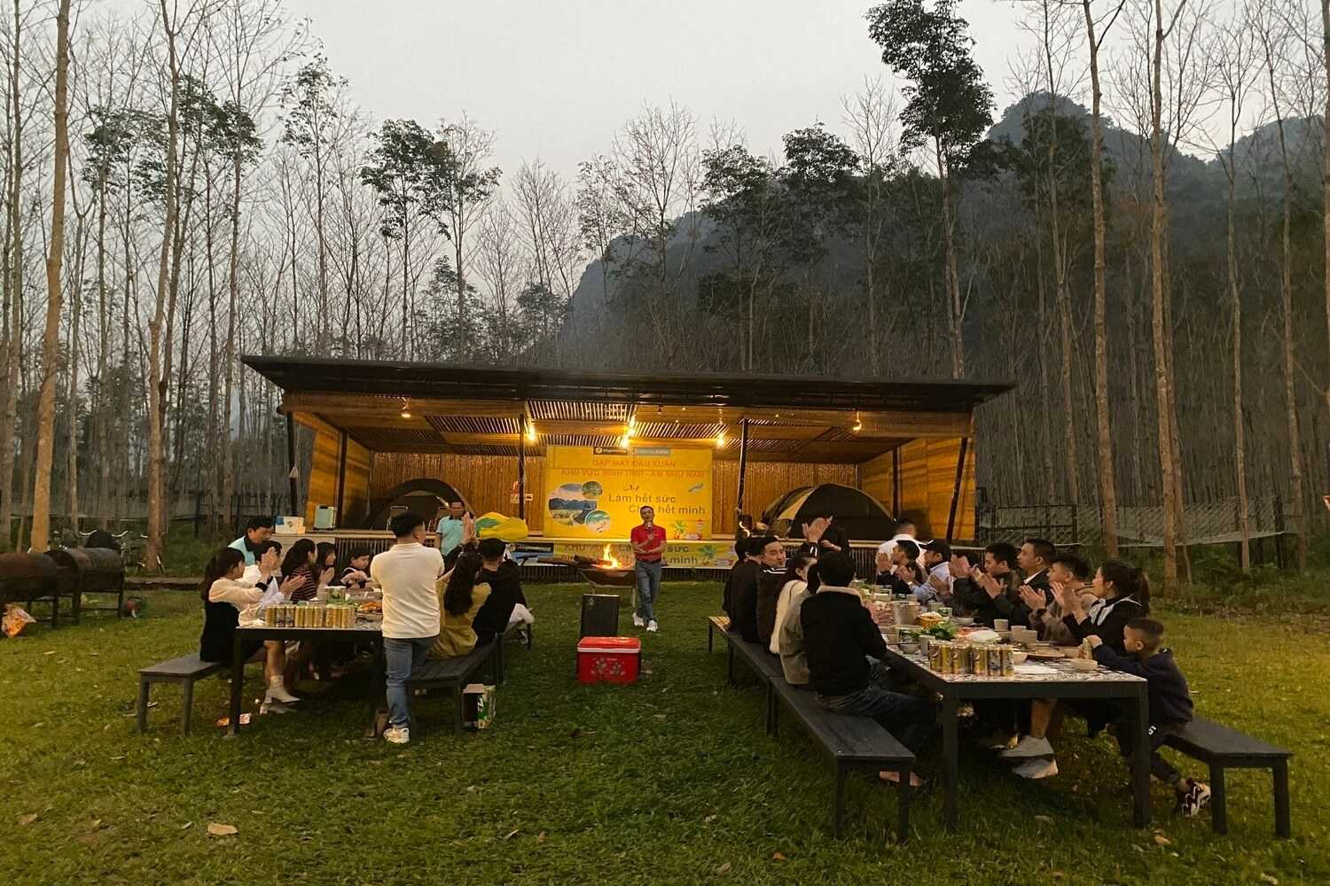 Du khách tổ chức team building ở Blue Diamond Retreat sẽ có thể cắm trại, trải nghiệm gala dinner và hoạt náo lửa trại giữa khung cảnh núi rừng hùng vĩ