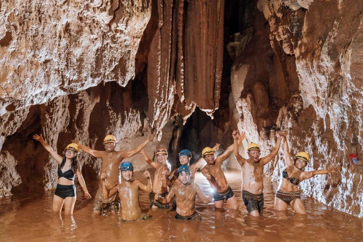 Nhờ địa chất độc đáo và hồ bùn khoáng tự nhiên và khu vui chơi mà hang Tối đã đón hơn 10.000 khách du lịch