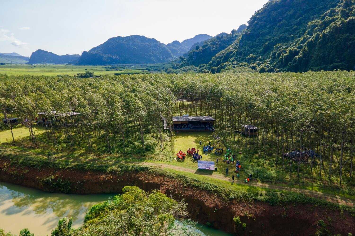 Toàn cảnh bãi trại từ trên cao.