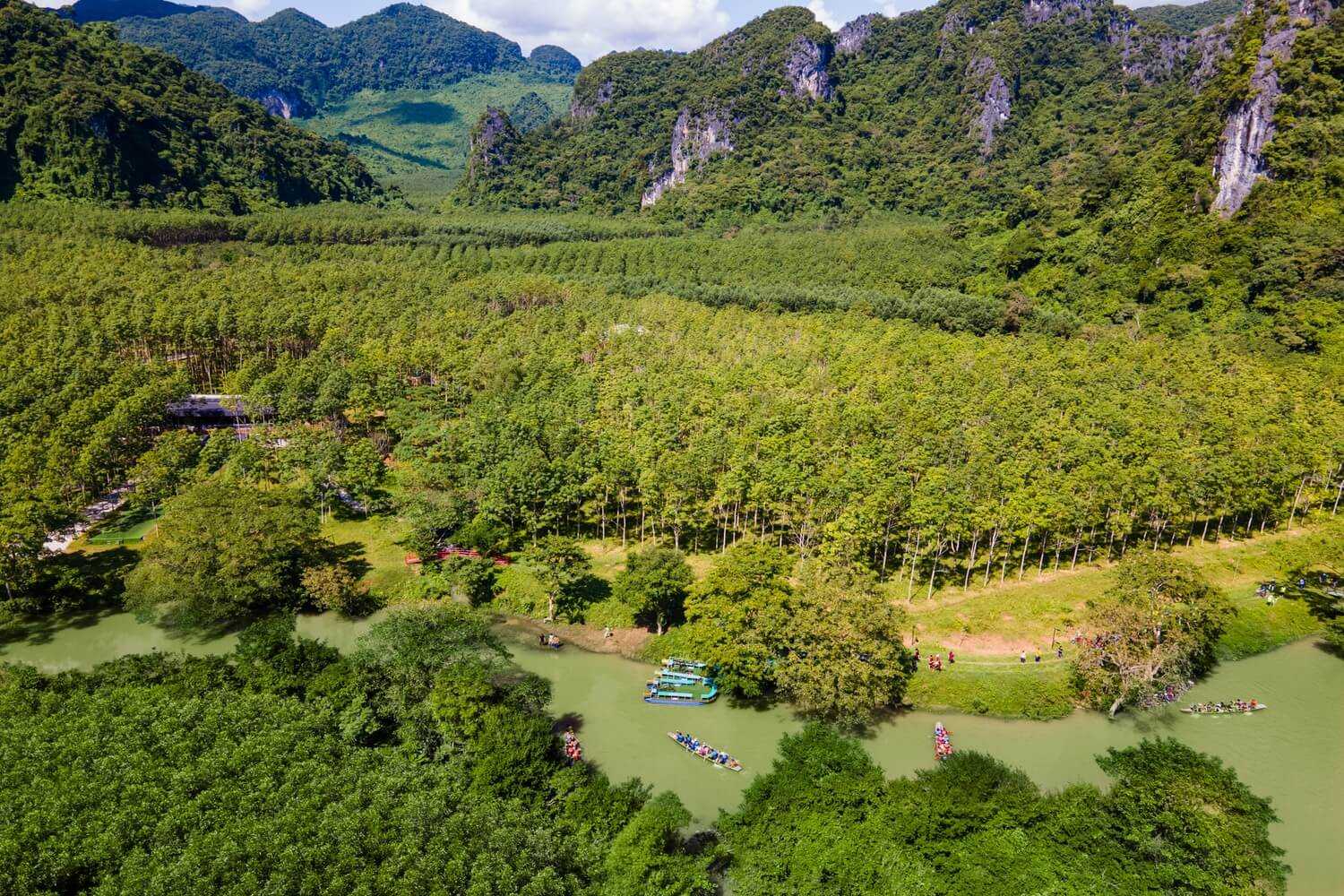 Team building ngoài trời có không gian thoải mái, giúp các thành viên phấn khích và sôi động hơn