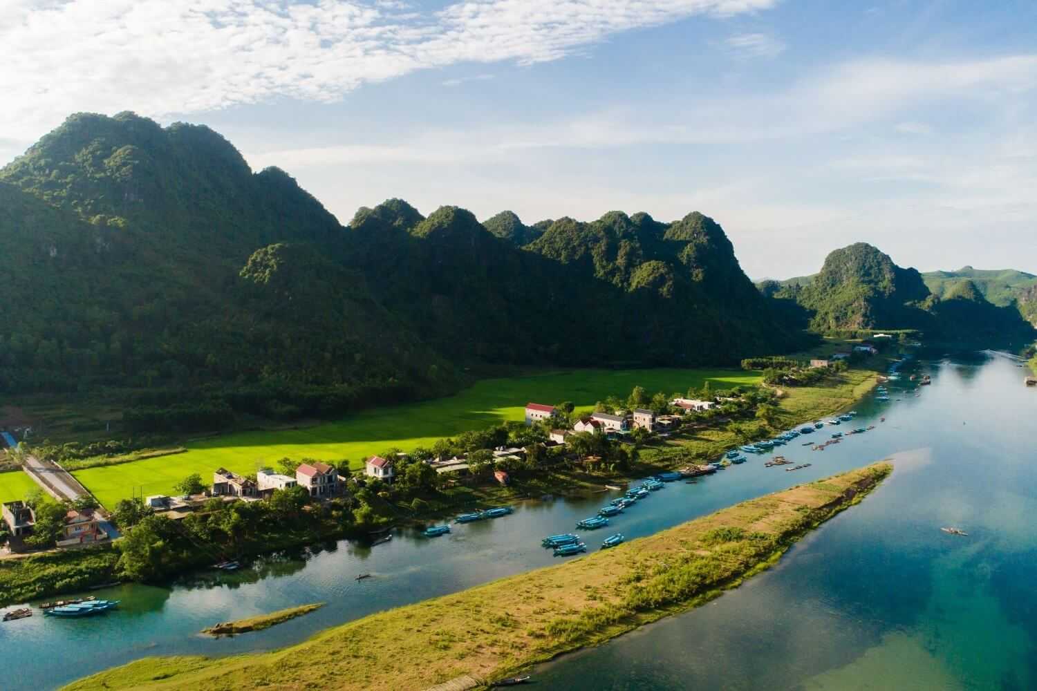 Toàn cảnh sông Son từ trên cao.