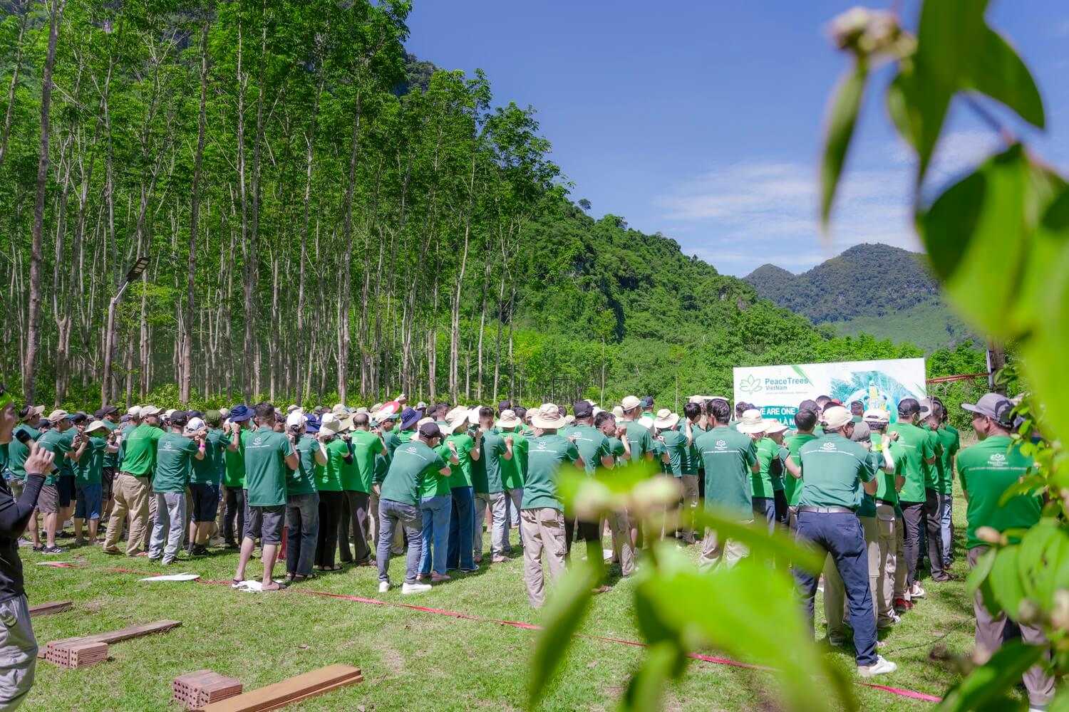 Hoạt động tập thể “Xoa, đấm, bóp” giúp phá băng hiệu quả và kéo gần khoảng cách giữa các thành viên
