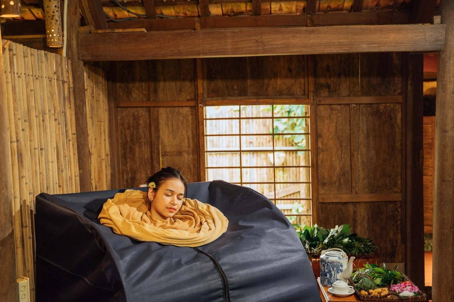 Du khách đến Chày Lập Farmstay có thể trải nghiệm xông hơi thảo dược trong không gian nhà rường độc đáo