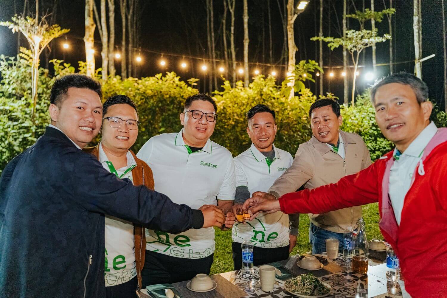 Một buổi tiệc ấm cúng không chỉ tạo không khí vui vẻ mà còn kết chặt tinh thần đoàn kết giữa các thành viên