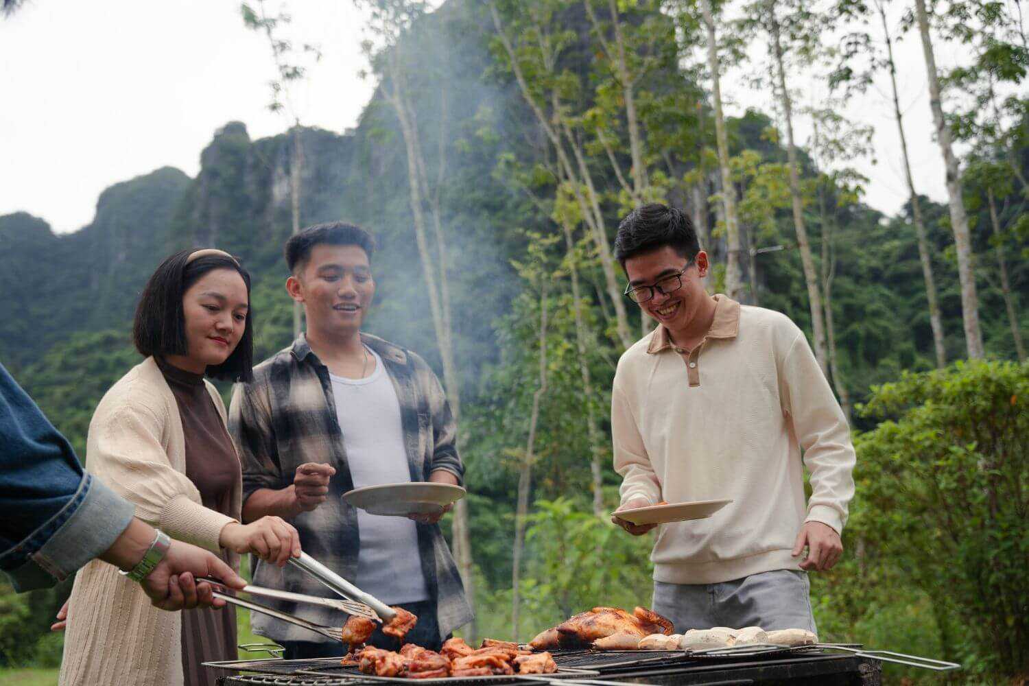 Các thành viên cùng quây quần nướng thịt.